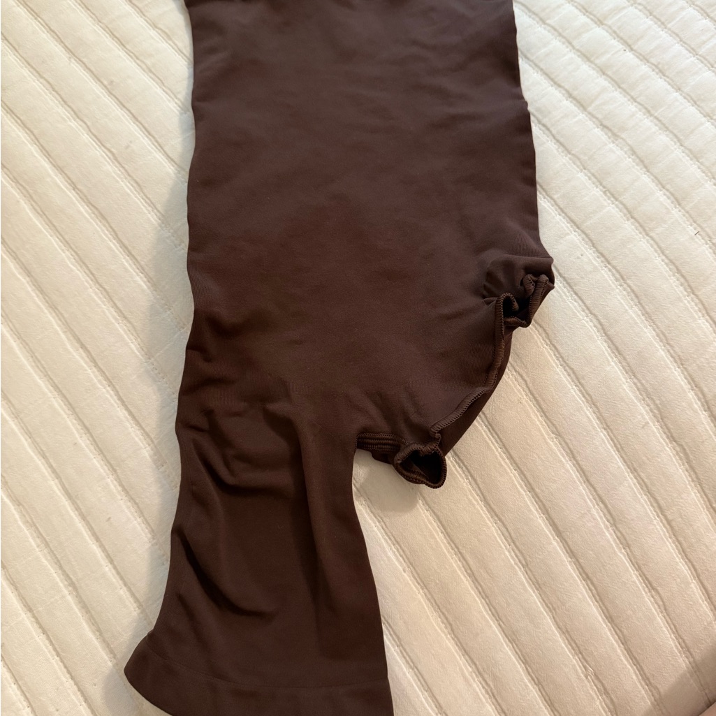 Skims Sculpt Solution Short Right Leg Exposed